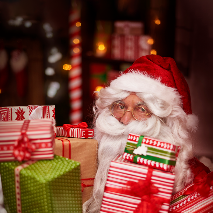 Mos Crăciun aduce cadouri personalizate în toate școlile și grădinițele din România