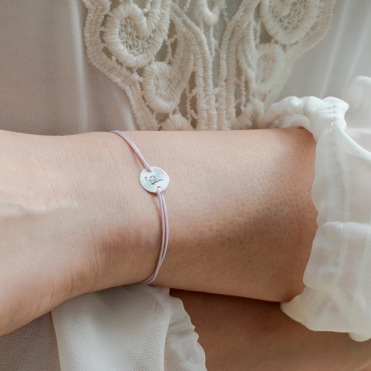 Brățară cu șnur personalizată - bănuț 10 mm - argint 925 - model inițială 2