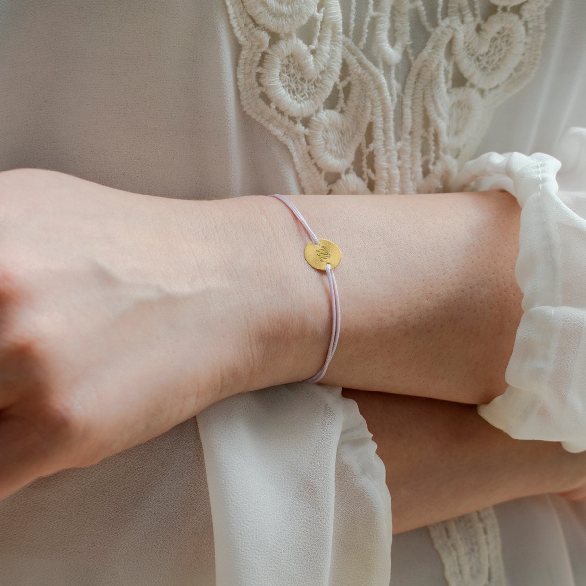 Brățară cu șnur personalizată - bănuț 10 mm - aur 14k - model inițială 