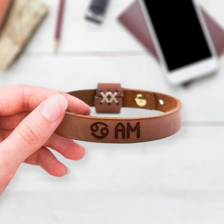 Brățară din piele personalizată cu inițiale și zodia Rac