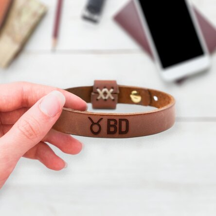 Brățară din piele personalizată cu inițiale și zodia Taur