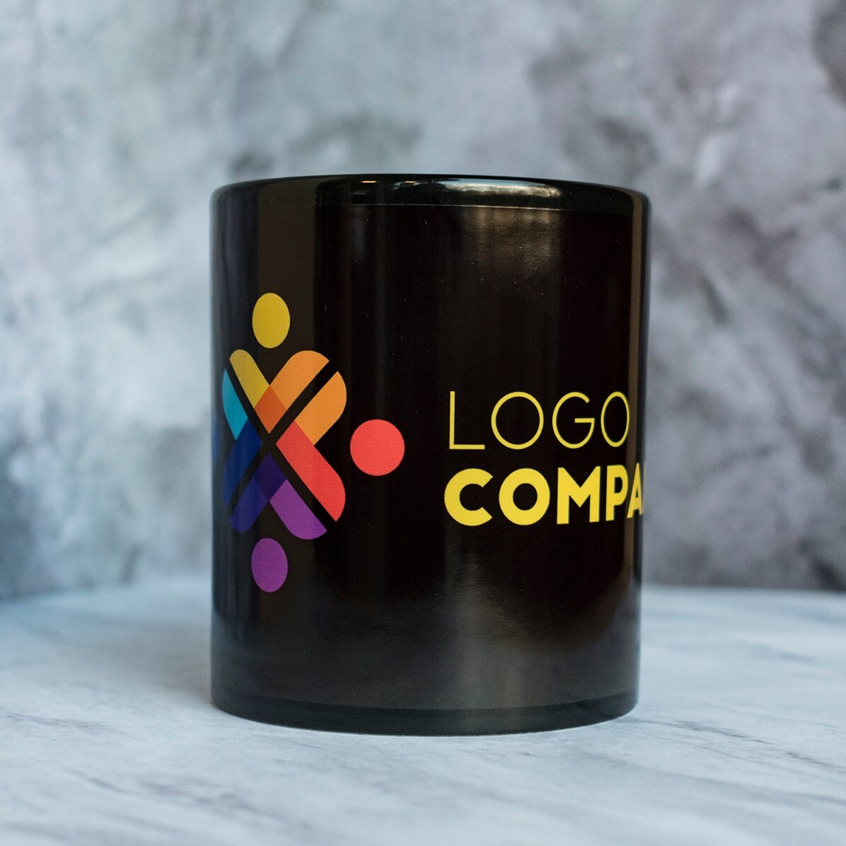 Cană personalizată cu logo pe fundal negru