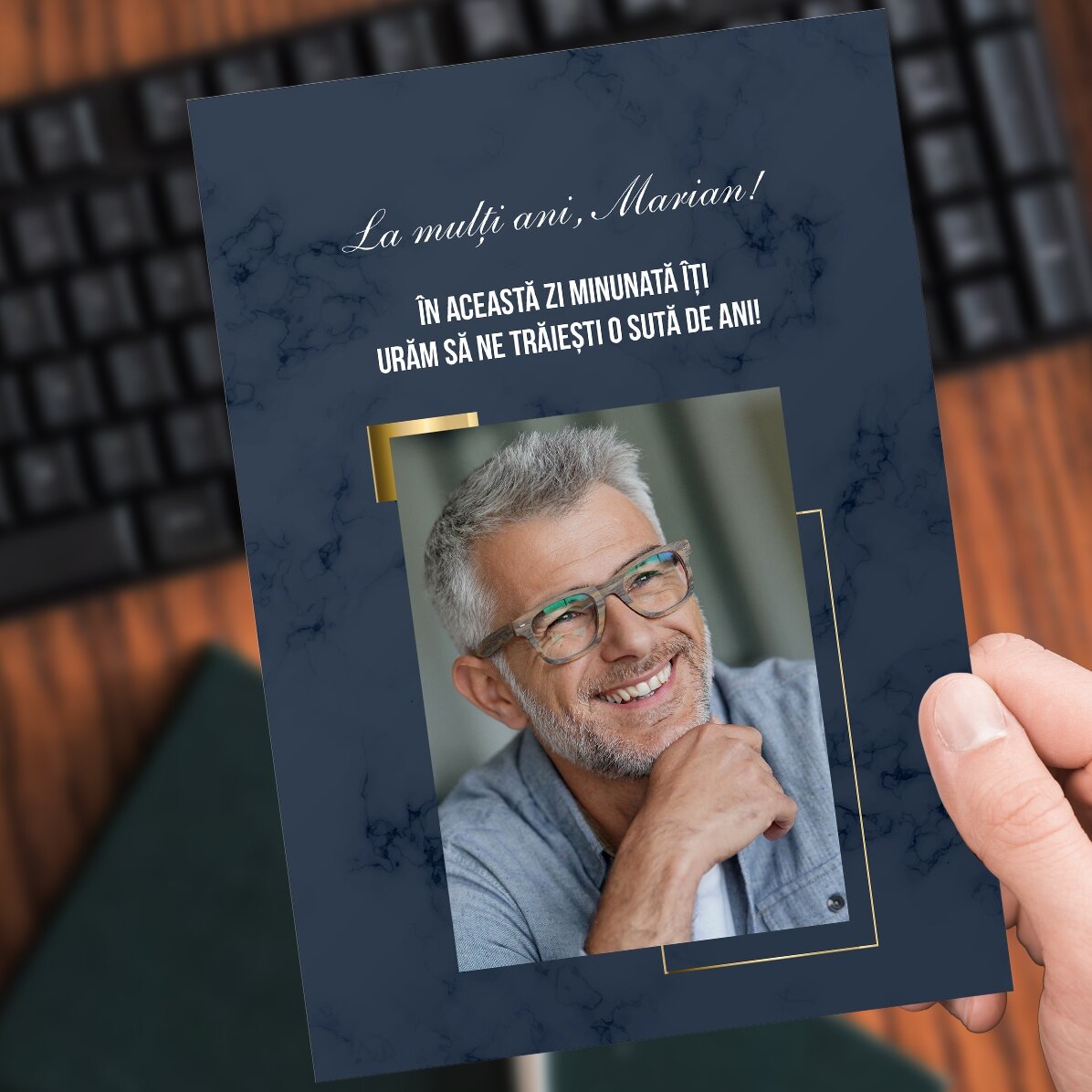 Card personalizat cu o poză și mesaj pentru el