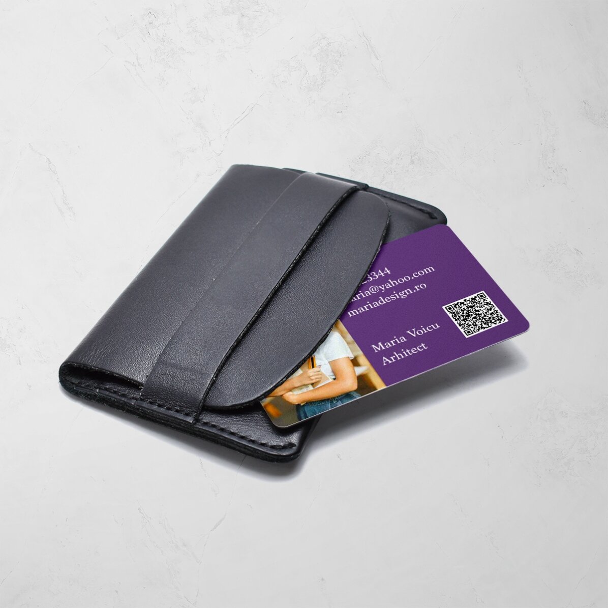 Carte de vizită aluminiu personalizată față-verso cu poză, mesaj și cod QR - Monogramă