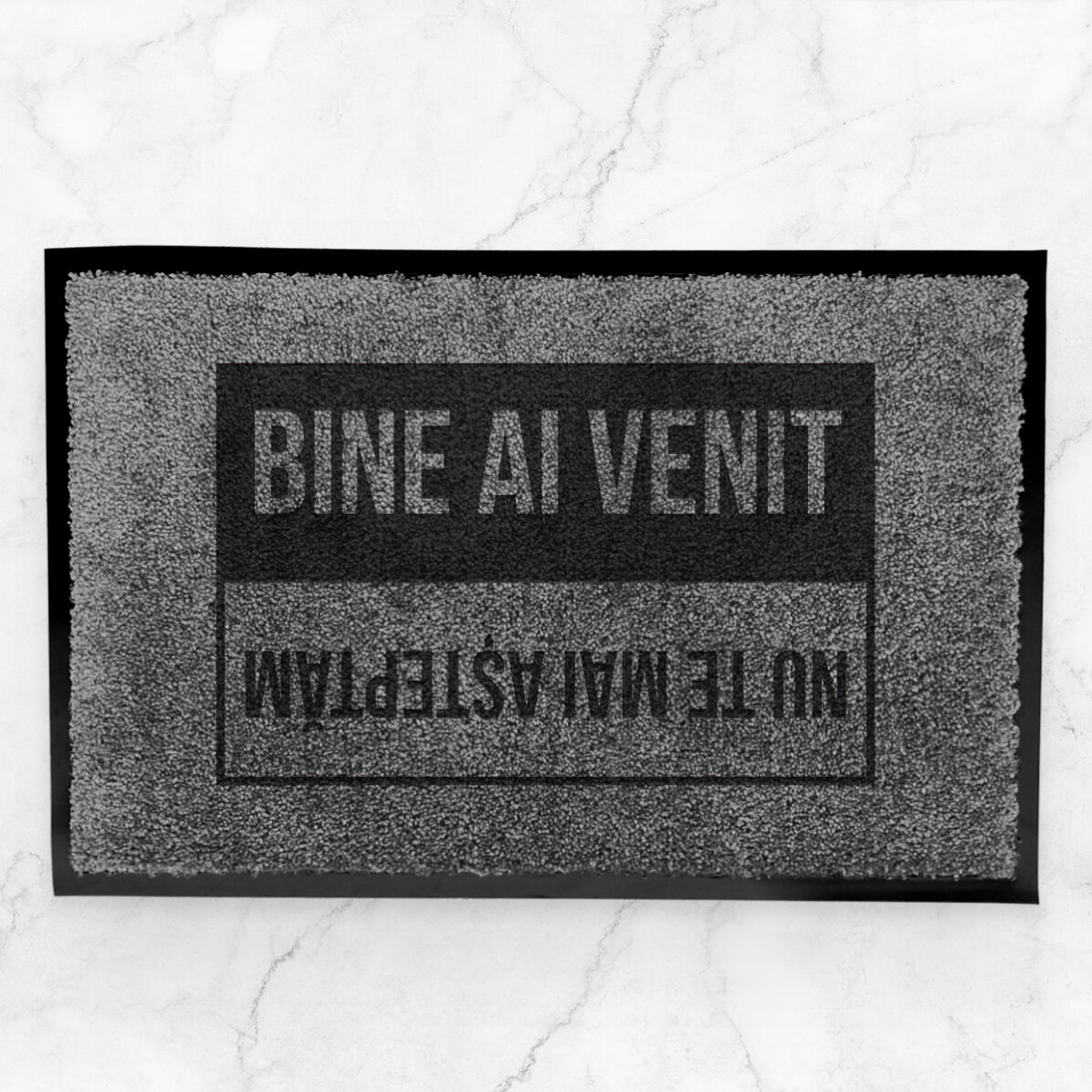 Személyre szabott beltéri bejárati szőnyeg szöveggel – Üdvözöljük, nem vártuk Önt!