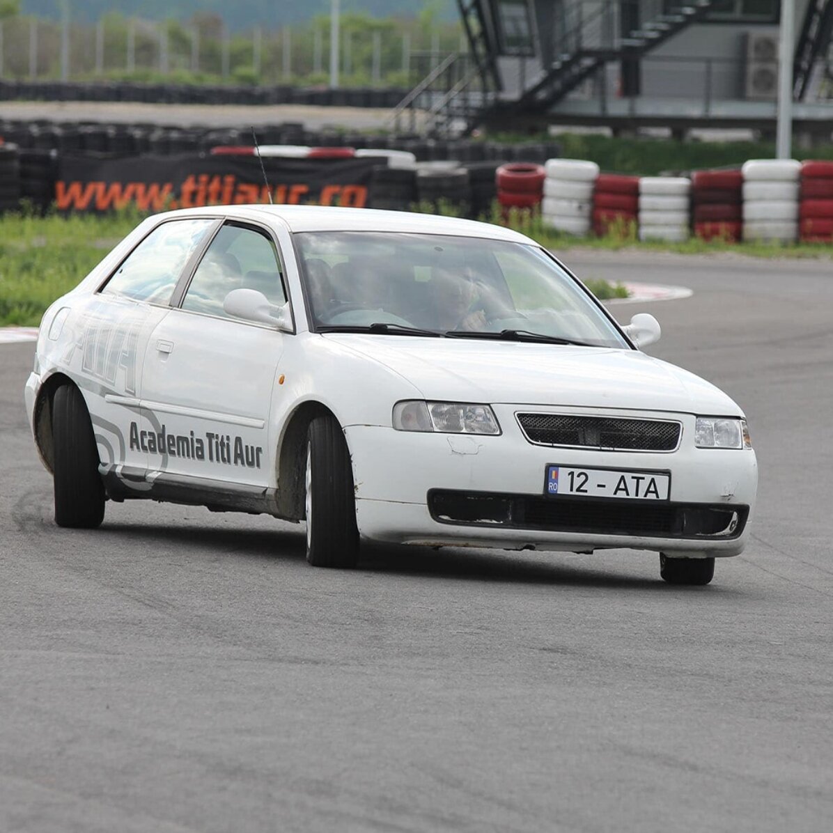 Curs conducere defensivă Nivel 1 la Academia Titi Aur