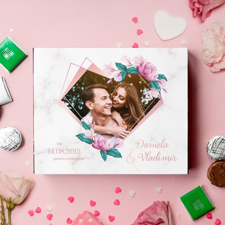 Cutie de bomboane personalizată cu poză și text - Inimă cu flori