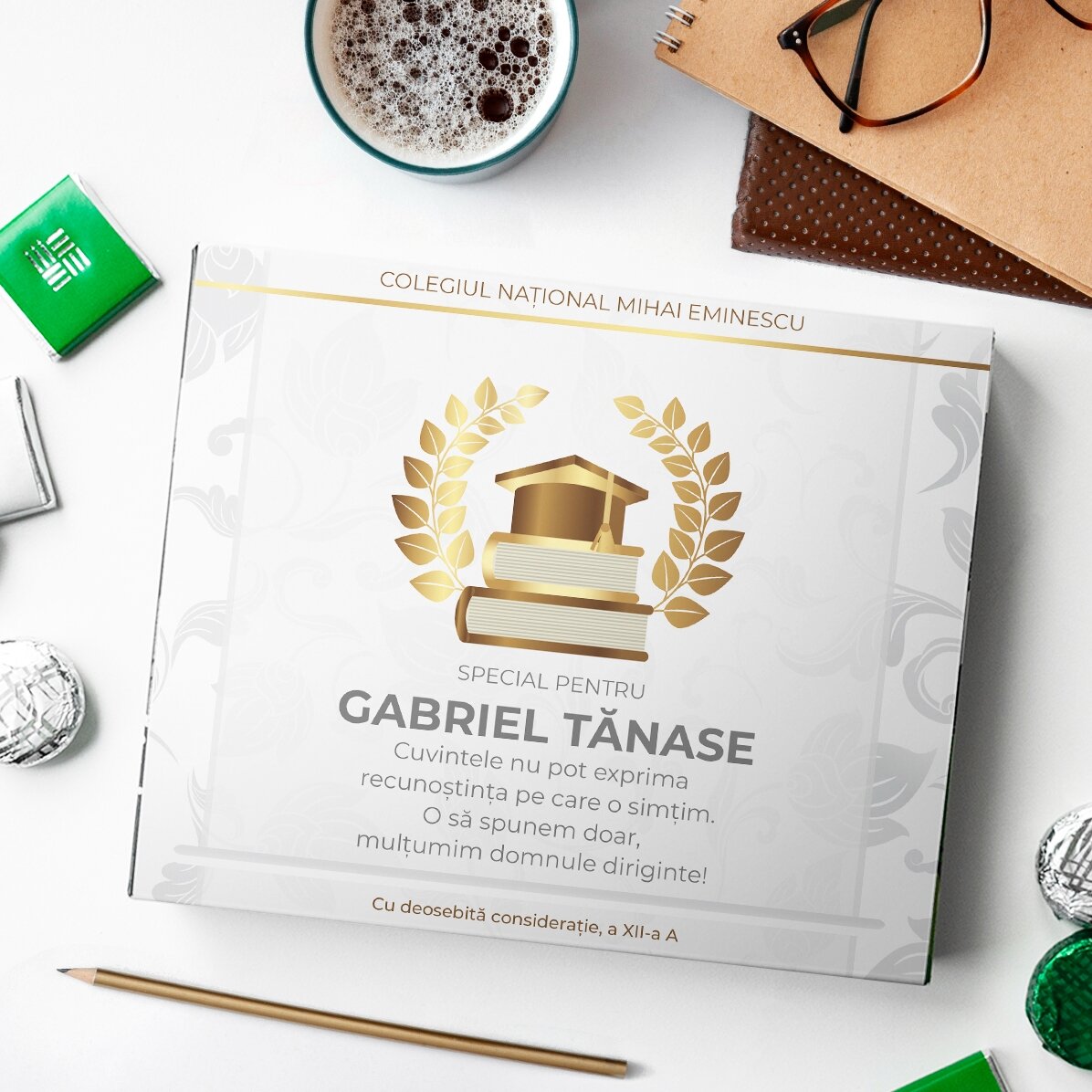 Cutie de bomboane personalizată cu text pentru Profesor- Model absolvire