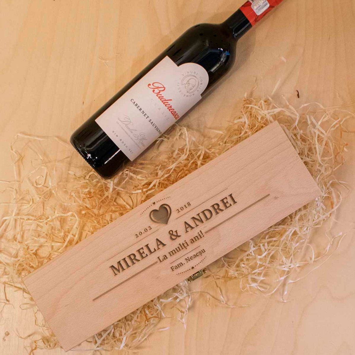 Cutie de vin personalizată cu text și mesaj - Love