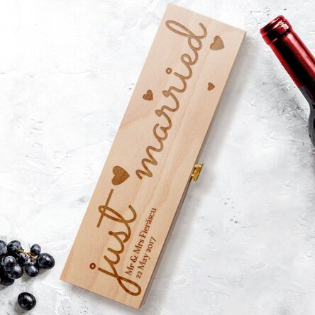 Cutie de vin personalizată - just married