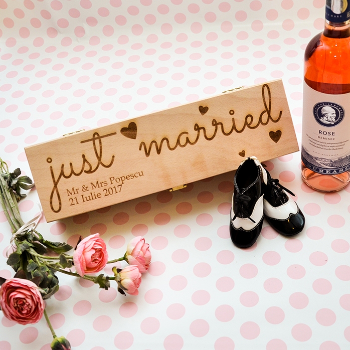 Cutie de vin personalizată - just married