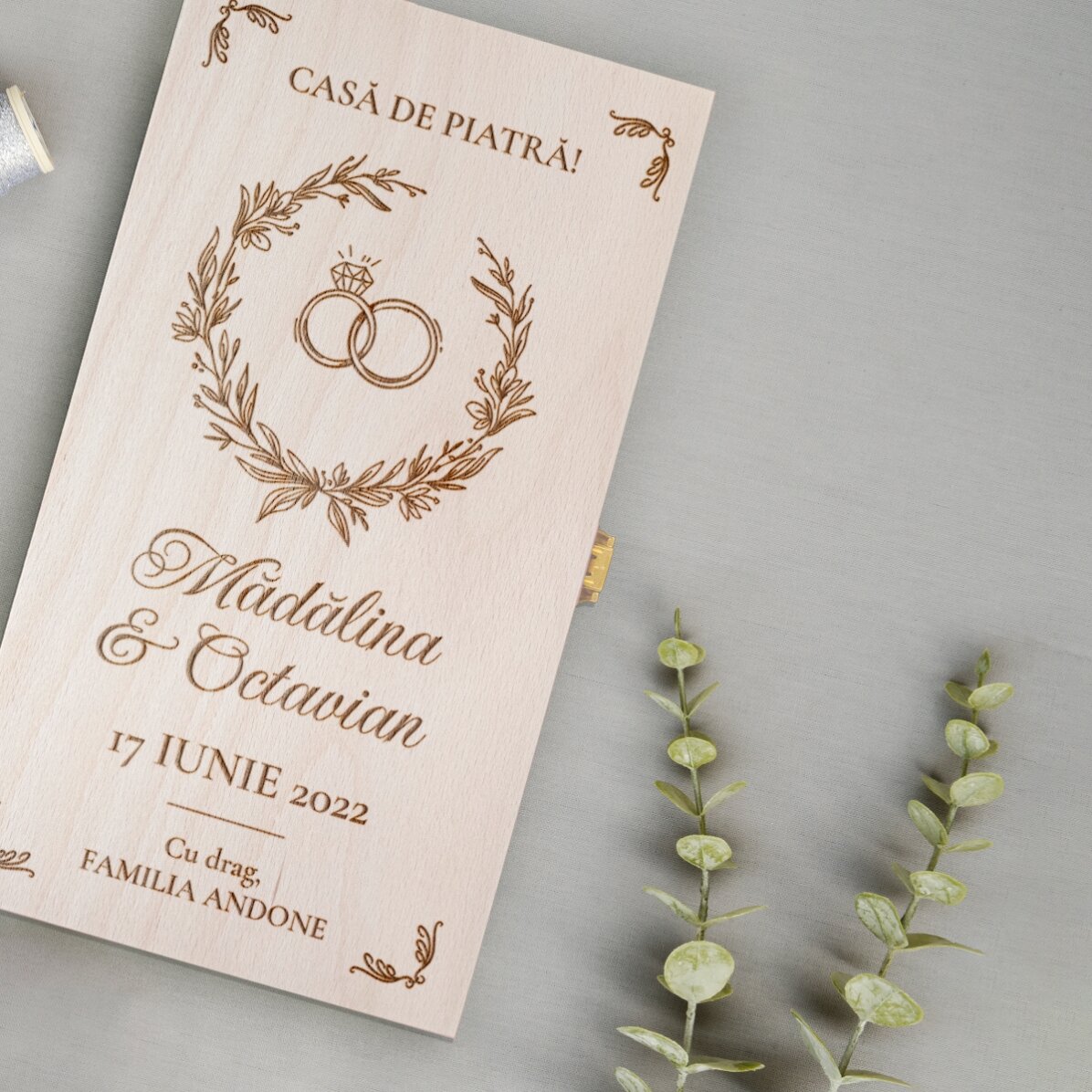 Cutie de vin personalizată pentru două sticle cu text - Casă de piatră