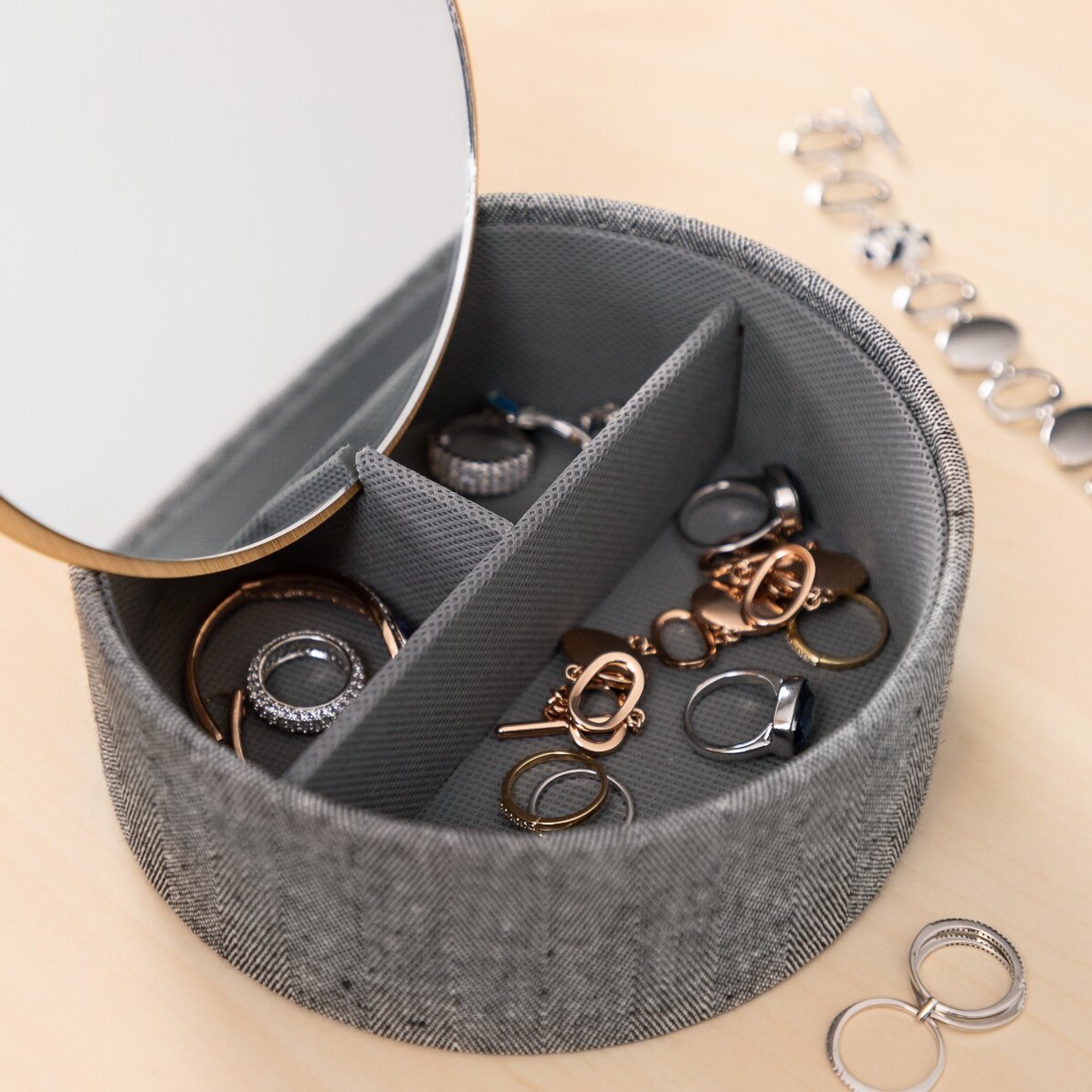 Cutie pentru bijuterii din bambus cu organizator și oglindă