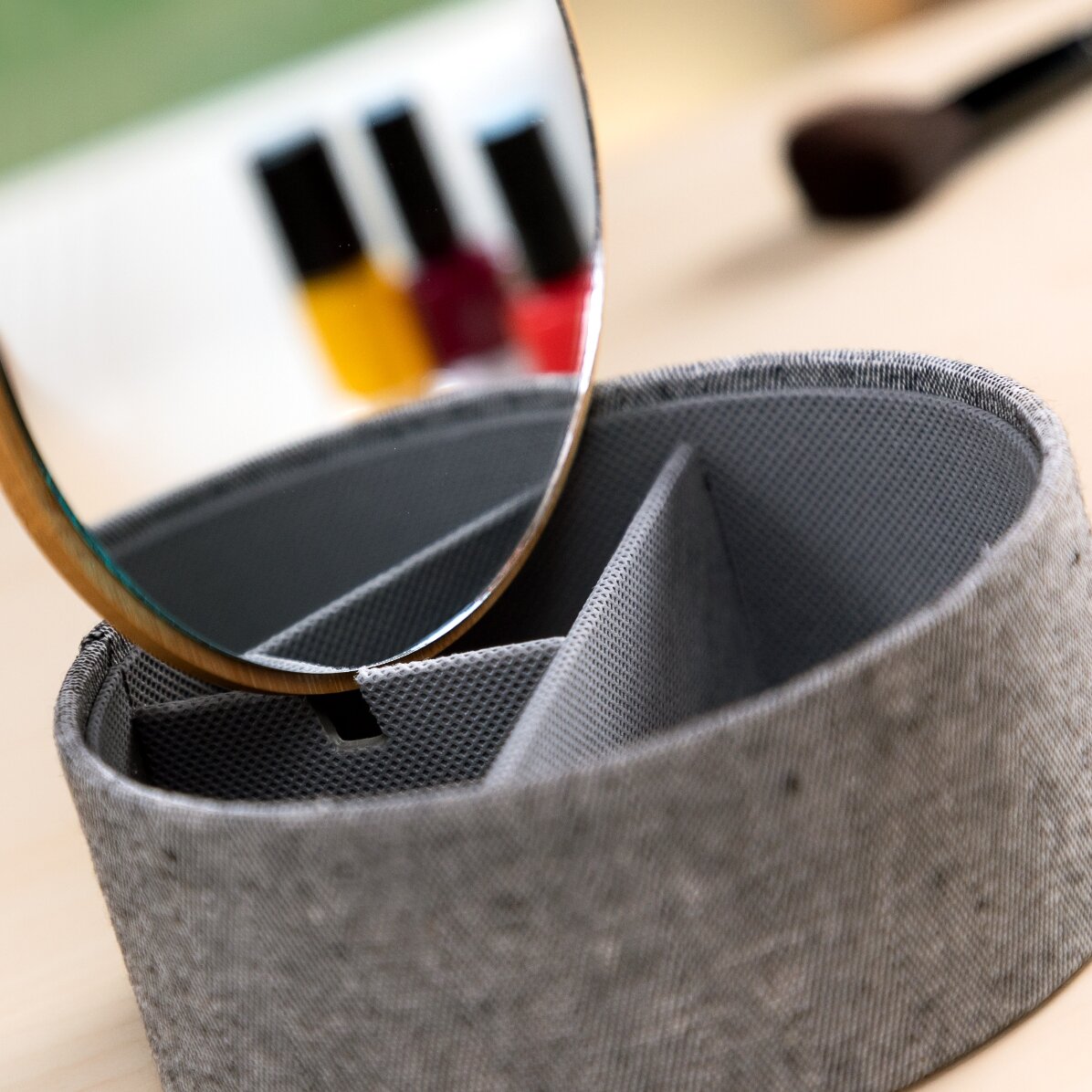 Cutie pentru bijuterii din bambus cu organizator și oglindă