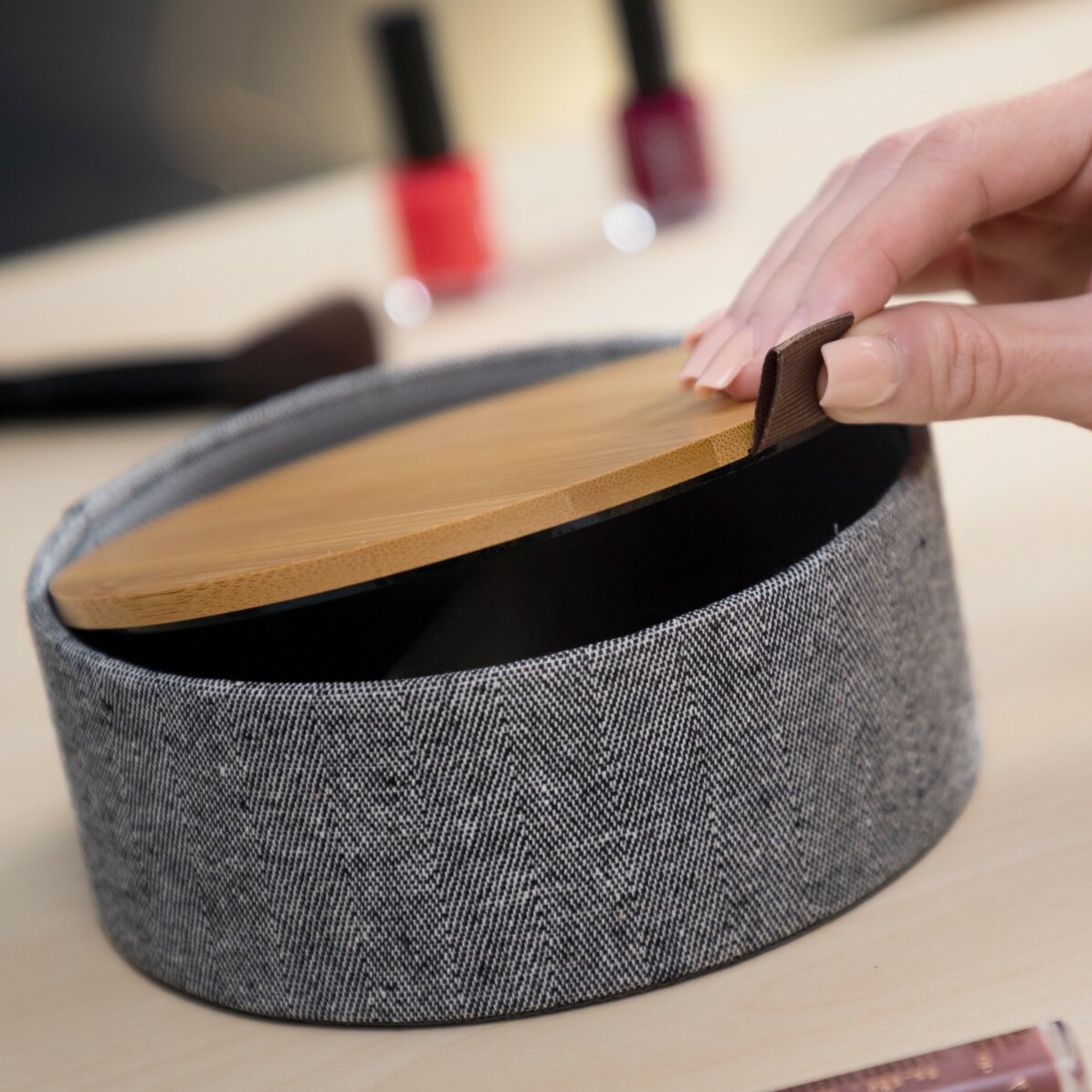 Cutie pentru bijuterii din bambus cu organizator și oglindă