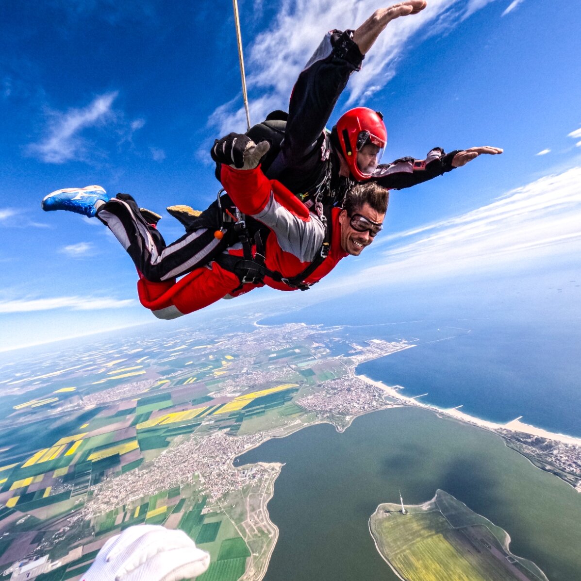 Experiență cadou la înălțime - Salt în tandem cu parașuta de la 4000m 