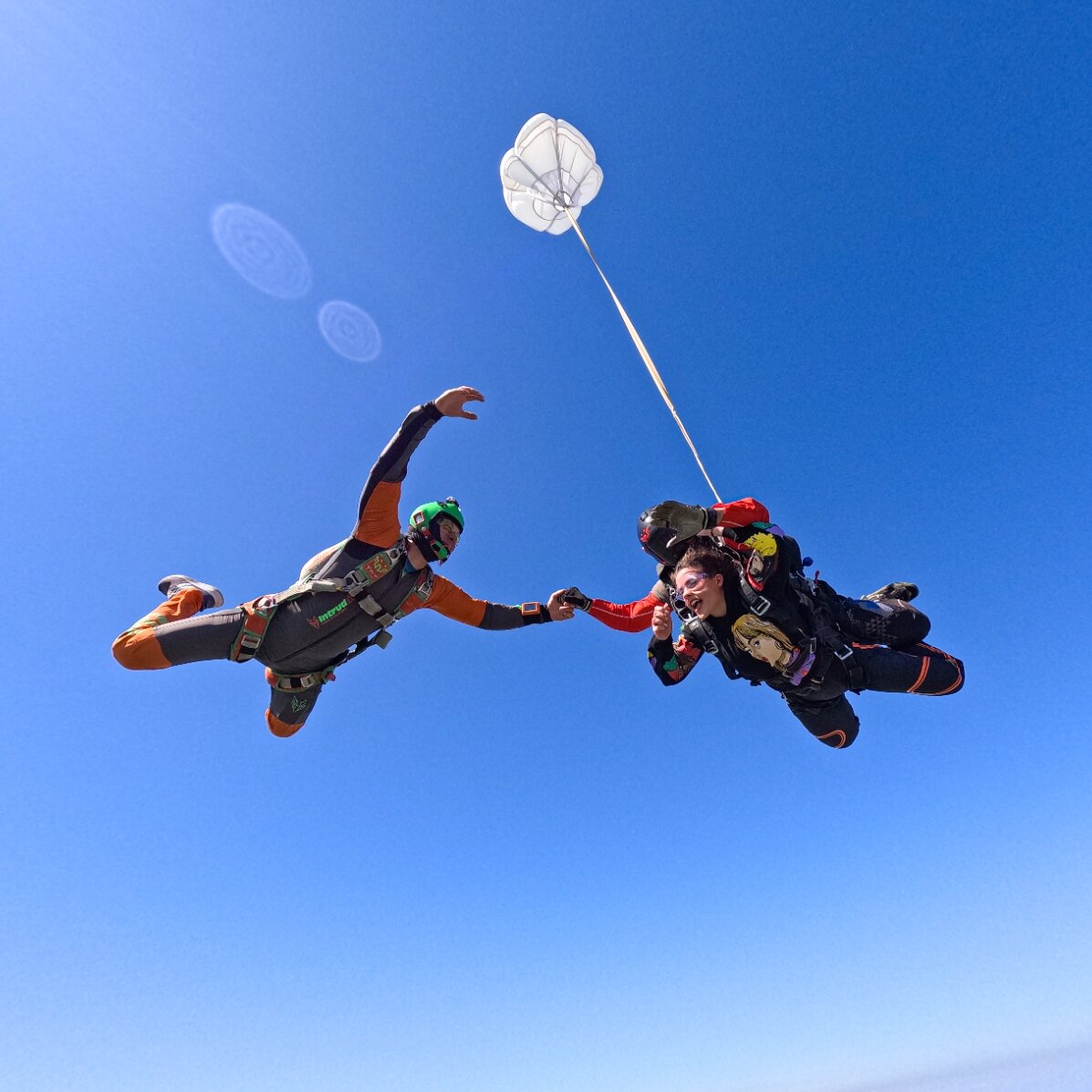 Experiență cadou la înălțime - Salt în tandem cu parașuta de la 4000m 