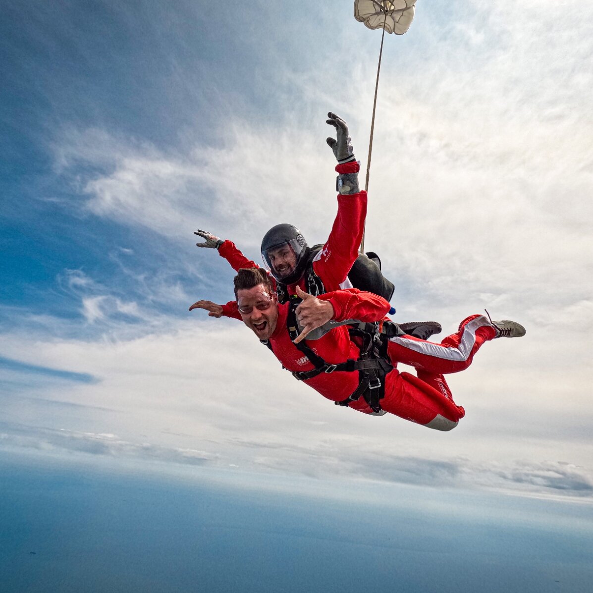 Experiență cadou la înălțime - Salt în tandem cu parașuta de la 4000m 
