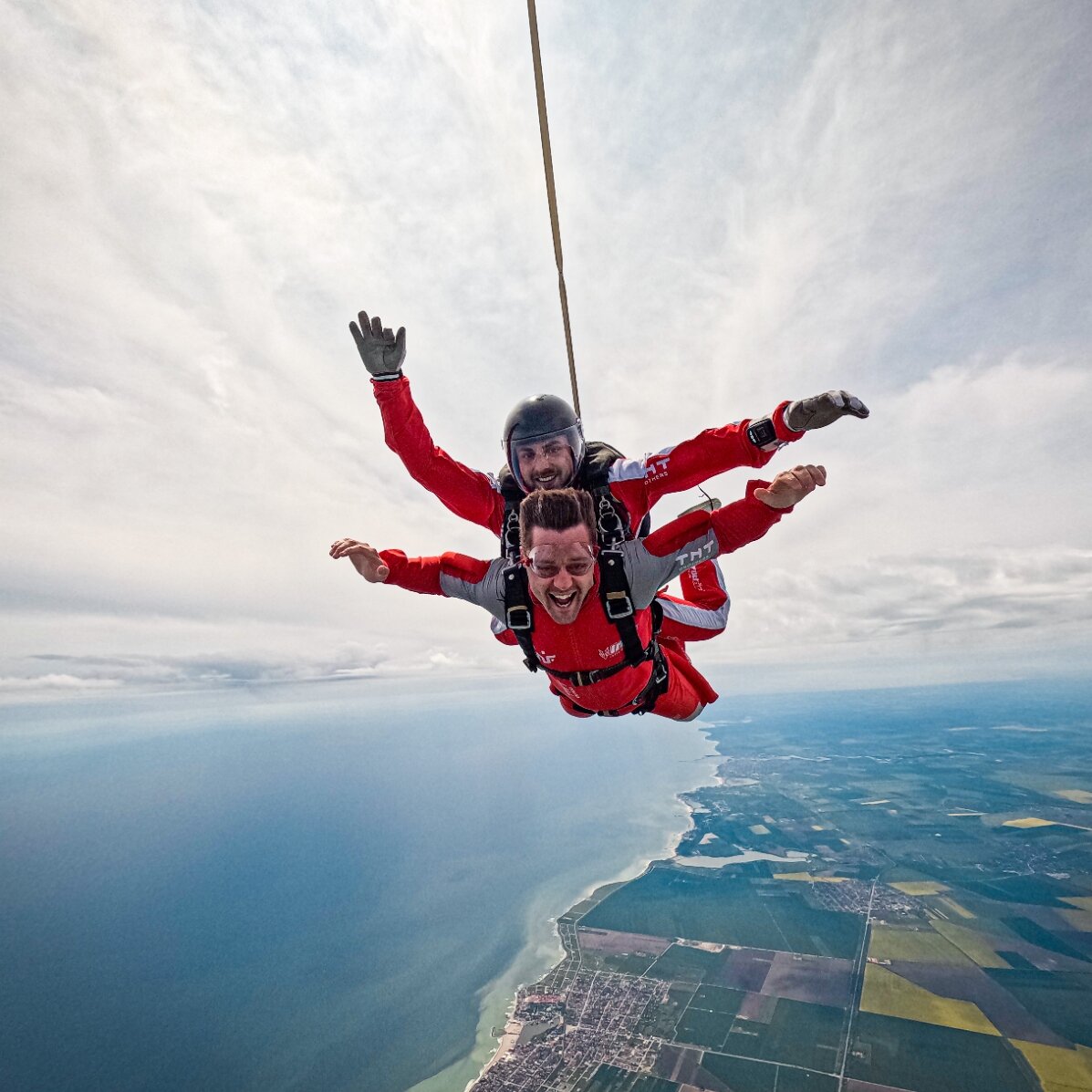 Experiență cadou la înălțime - Salt în tandem cu parașuta de la 4000m 