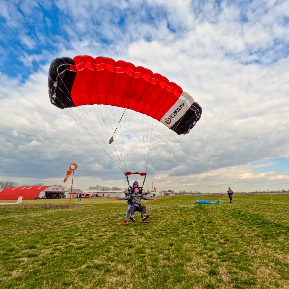 Experiență cadou la înălțime - Salt în tandem cu parașuta de la 4000m 