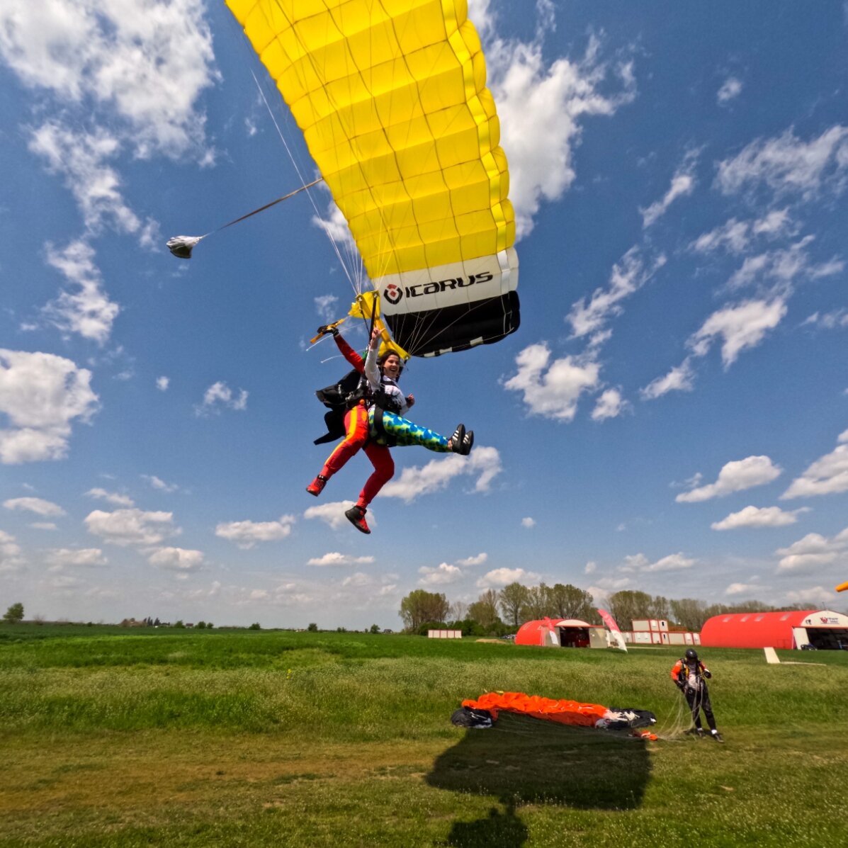 Experiență cadou la înălțime - Salt în tandem cu parașuta de la 4000m 