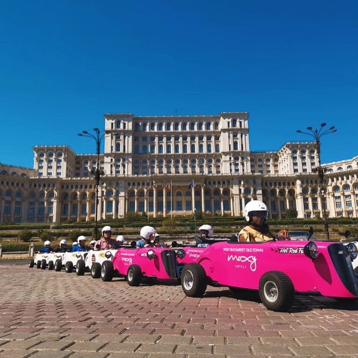 Experiență plină de adrenalină alături de prieteni  - Tur cu mașinuțele Hot Rod Fun