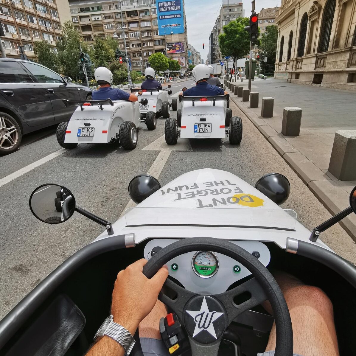 Experiență plină de adrenalină alături de prieteni  - Tur cu mașinuțele Hot Rod Fun