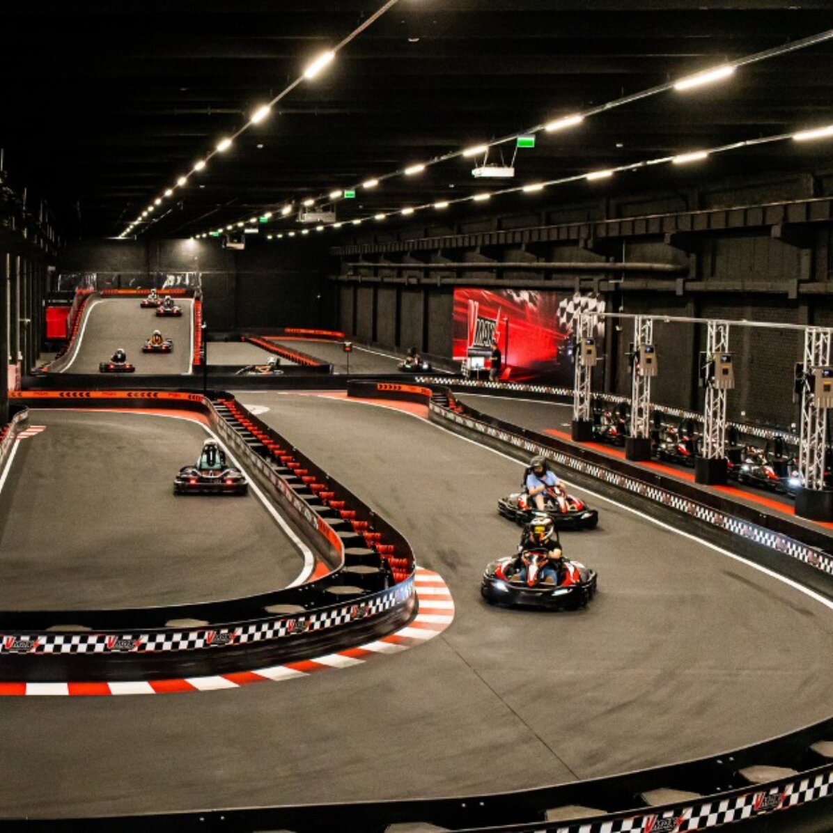 Experiență cadou plină de adrenalină - Sesiuni de Karting  indoor în Cluj