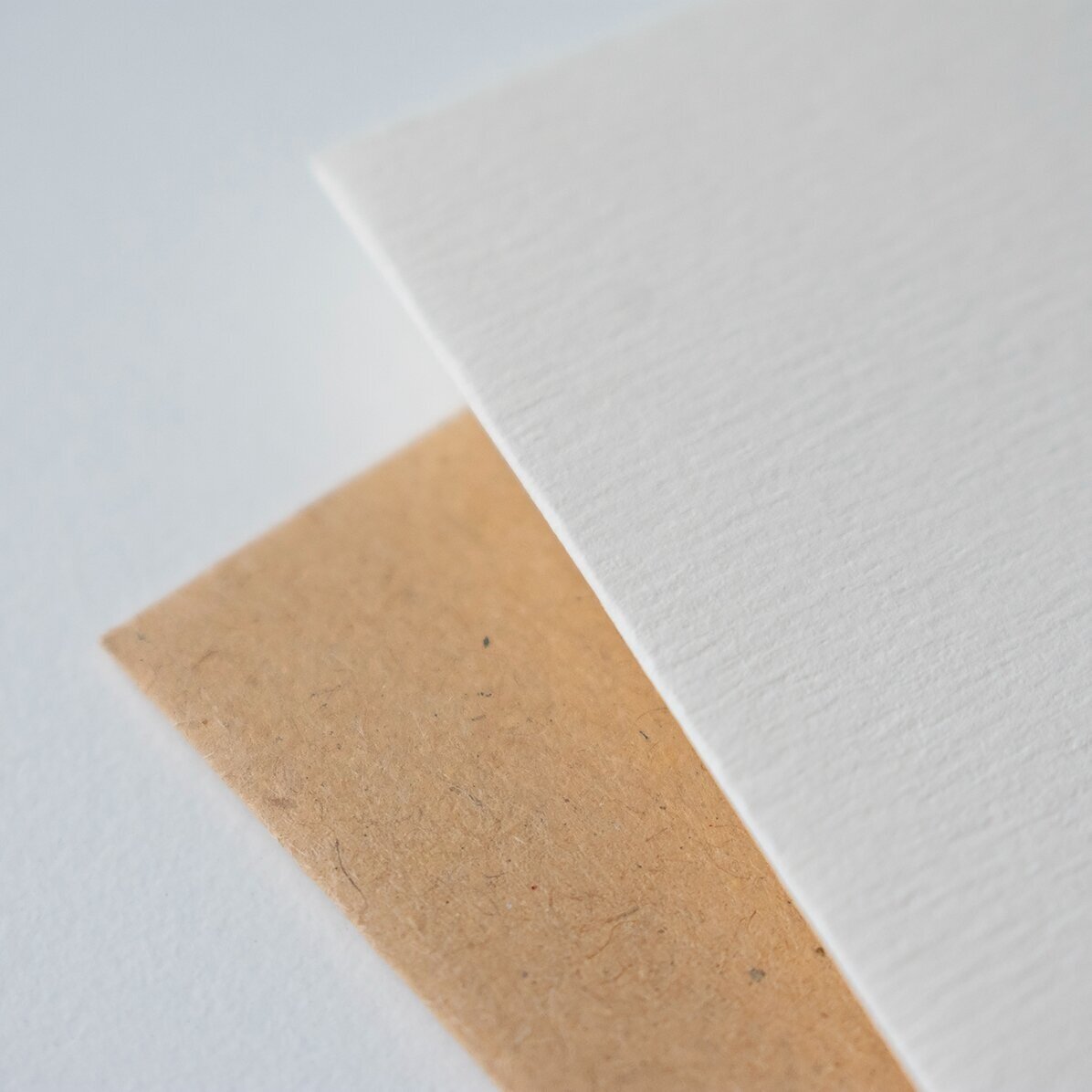 Felicitare personalizată cu logo și mesaj - Paște fericit!