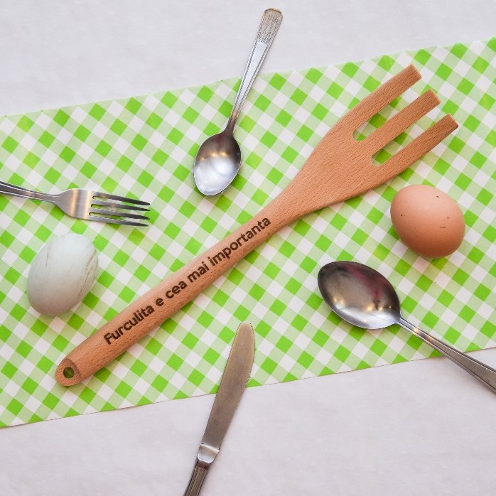 Furculită de lemn personalizată