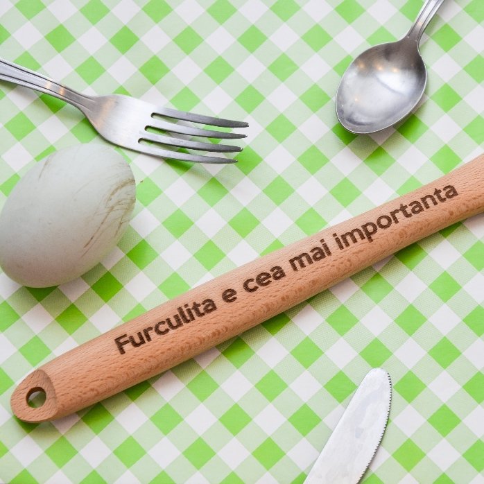 Furculită de lemn personalizată