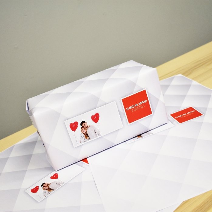 Hârtie de împachetat cadouri personalizată cu o poză și text 