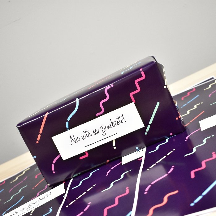 Hârtie de împachetat cadouri personalizată cu text în chenar, fundal mov închis