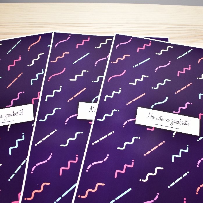 Hârtie de împachetat cadouri personalizată cu text în chenar, fundal mov închis