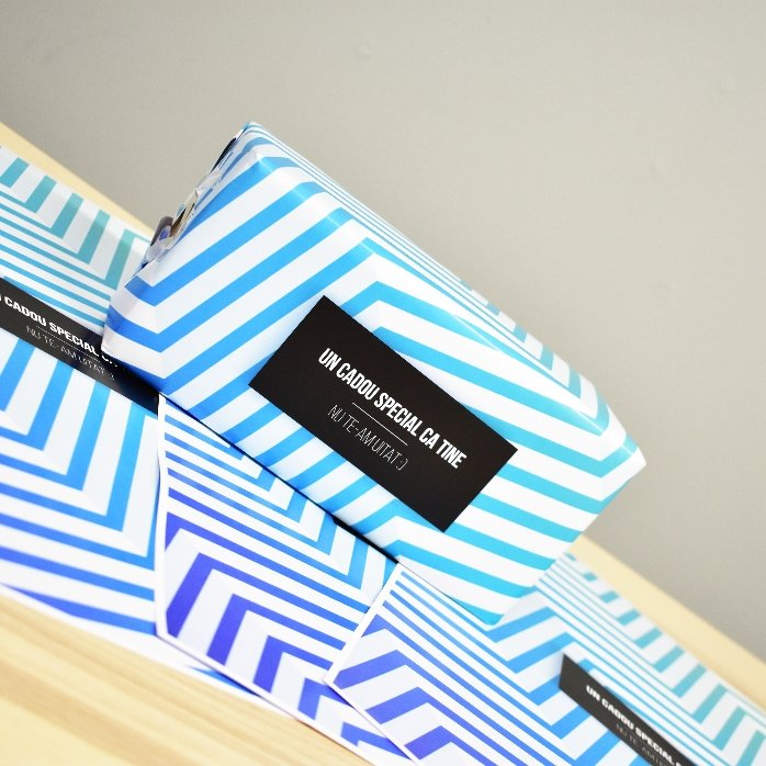 Hârtie de împachetat cadouri personalizată - model blue gradient cu text în chenar negru