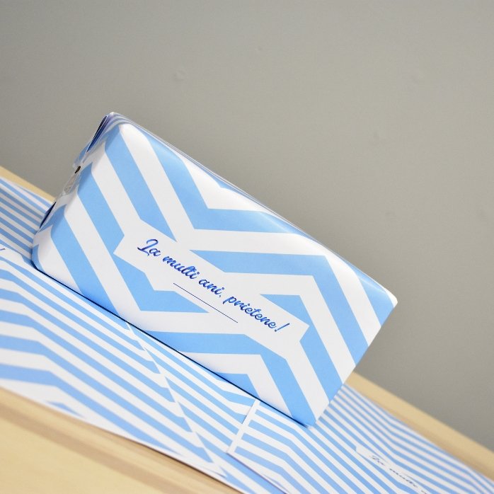 Hârtie de împachetat cadouri personalizată - model blue stripes cu text în chenar
