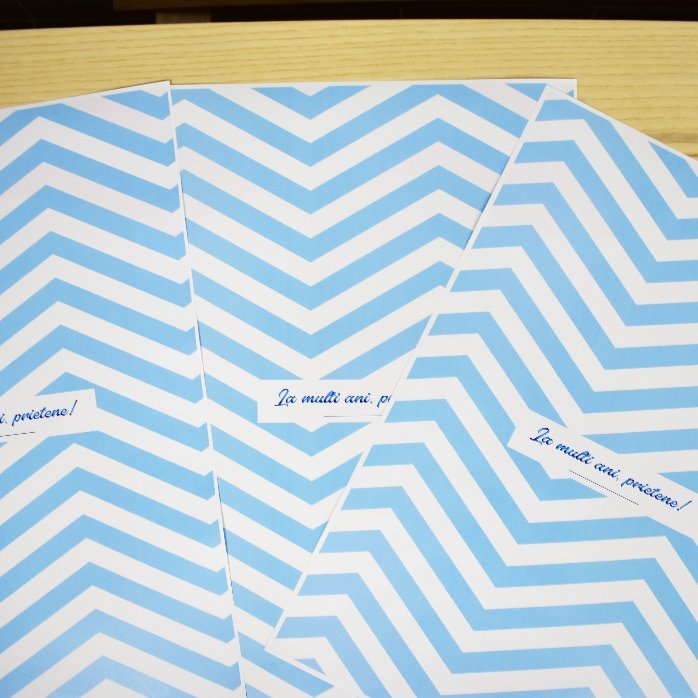 Hârtie de împachetat cadouri personalizată - model blue stripes cu text în chenar