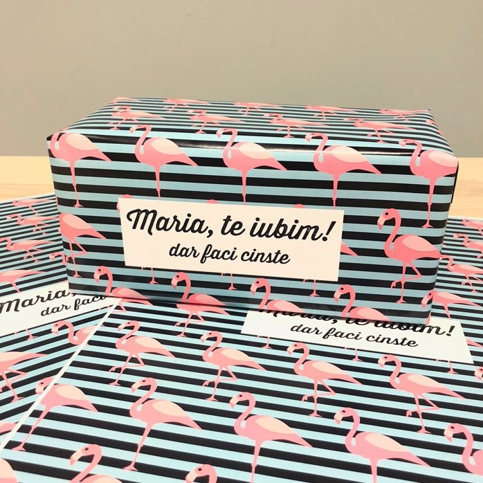 Hârtie de împachetat cadouri personalizată - model flamingo, cu text în chenar