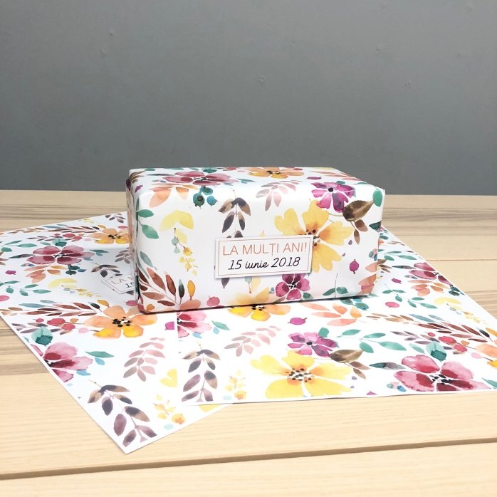 Hârtie de împachetat cadouri personalizată - model floral, cu text în chenar