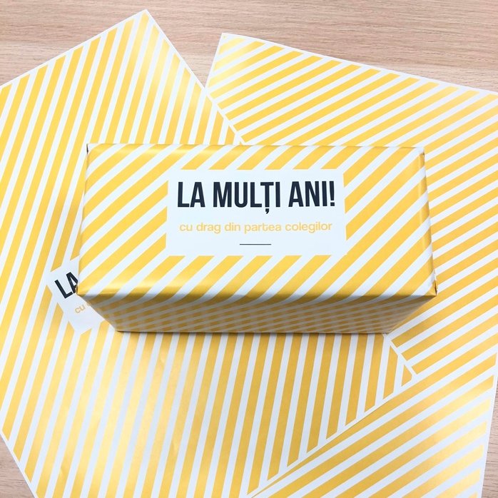 Hârtie de împachetat cadouri personalizată - model yellow stripes, cu text în chenar