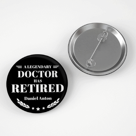 Insignă personalizată cu mesaj pentru pensionar 