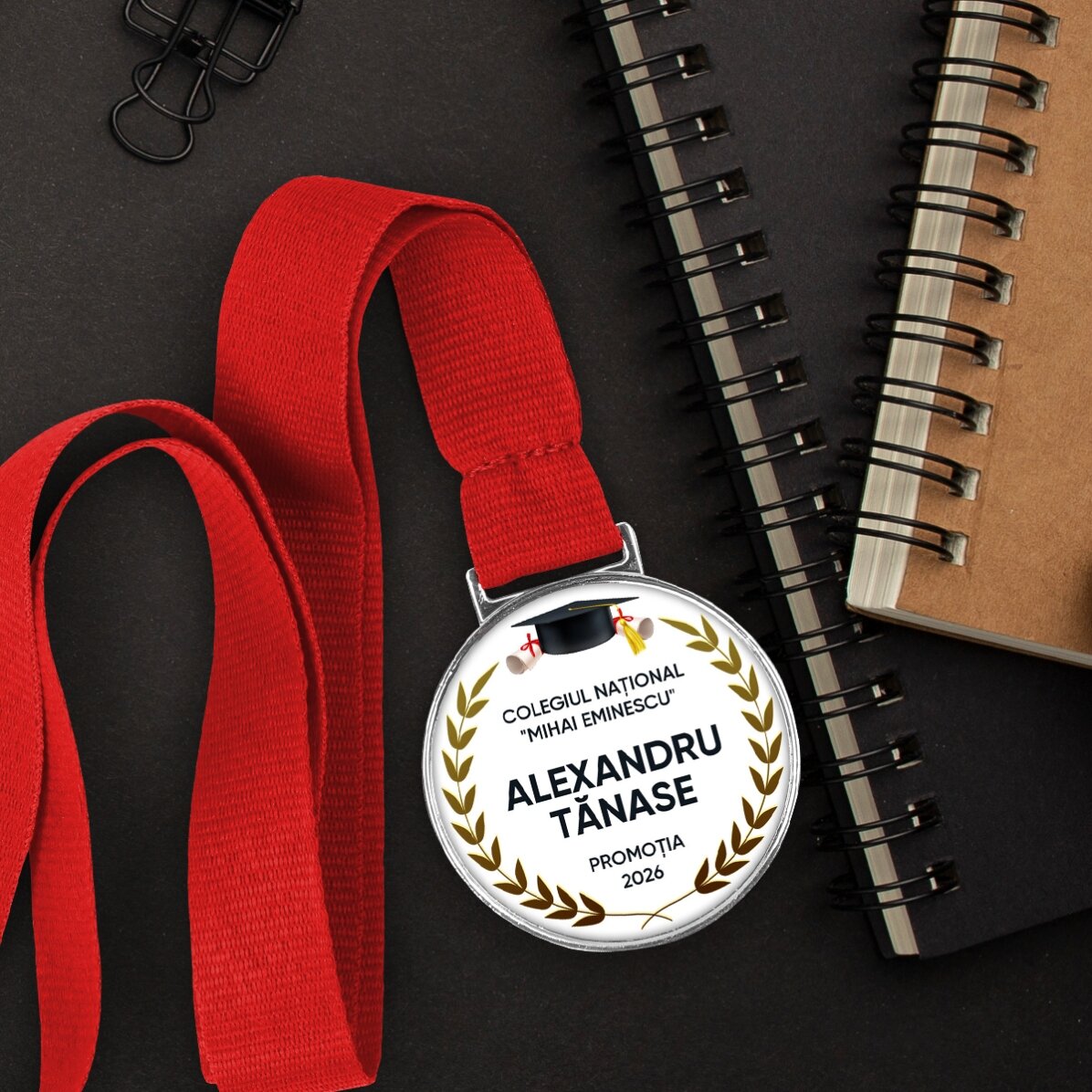 Medalie personalizată cu text - Felicitări pentru absolvire