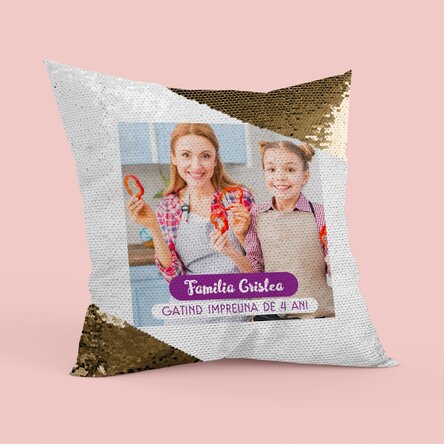 Pernă personalizată cu o poză - Gătind împreună de... Paiete aurii
