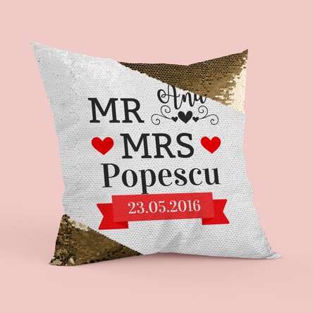 Pernă personalizată pentru cuplu - Mr and Mrs Paiete aurii