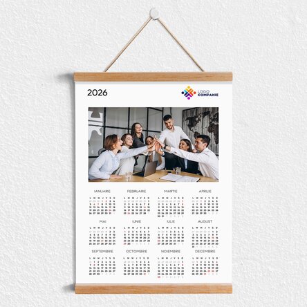 Poster calendar cu agățătoare personalizat cu logo și o poză pe alb