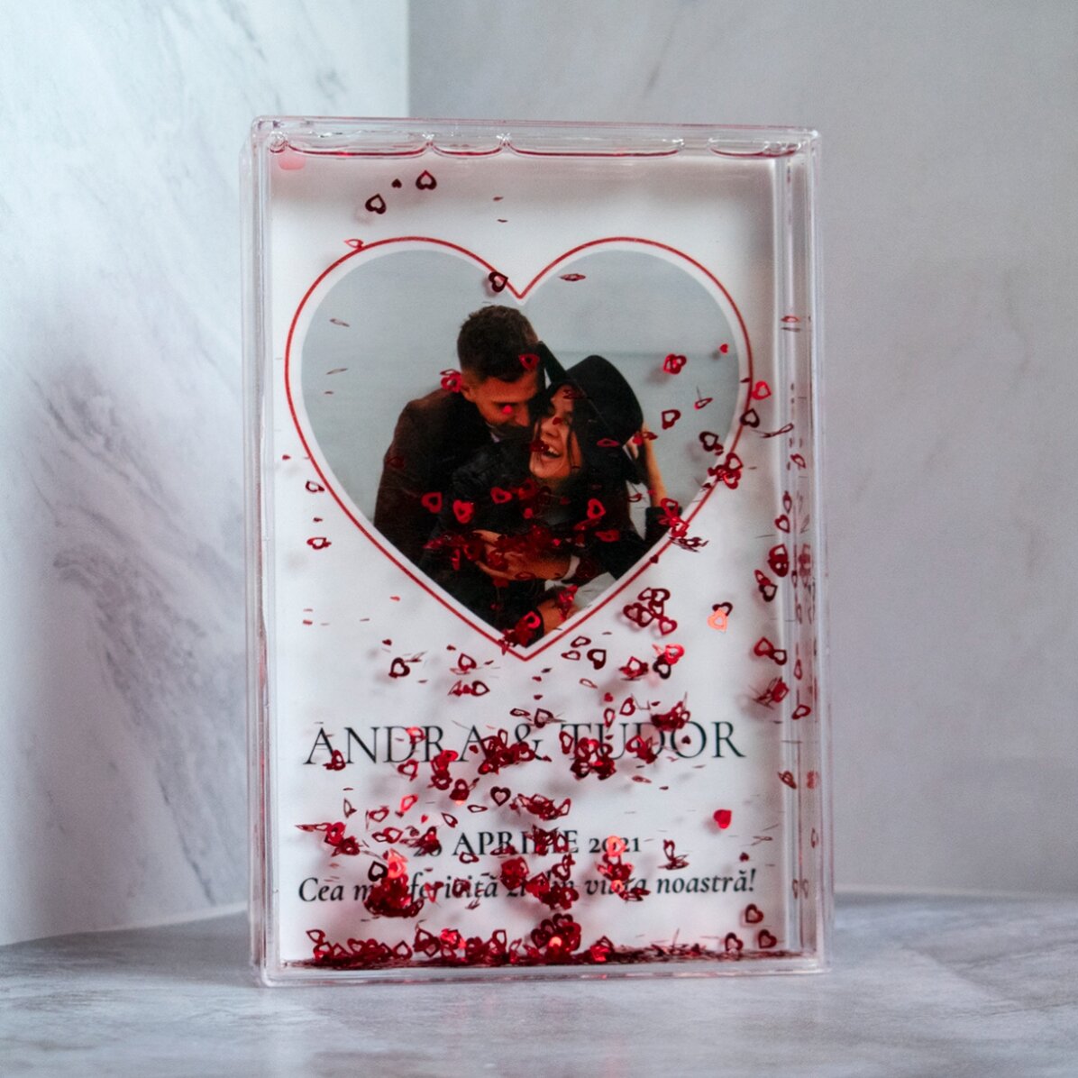Ramă foto de birou cu inimioare personalizată cu o poză și text
