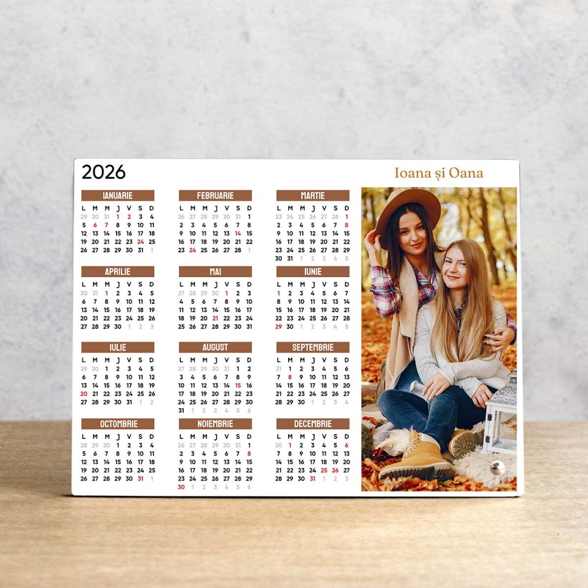 Ramă foto de birou personalizată cu o poză, text și calendar