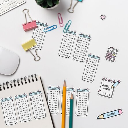 Set de 14 stickere (etichetă autoadezivă) personalizate cu text - Tabla înmulțirii cu inimioare