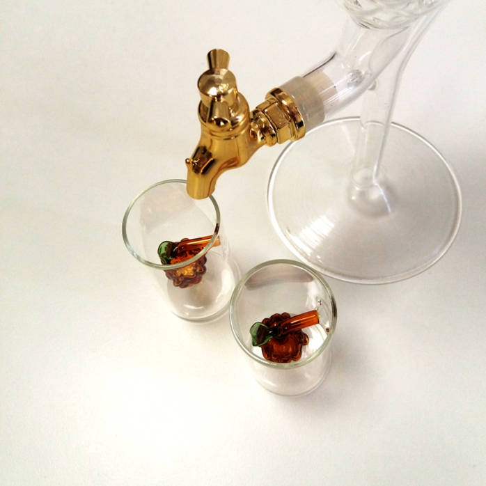 Set sticlă pentru țuică cu 2 păhărele