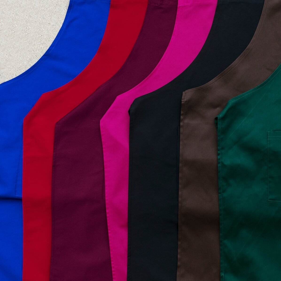 Șorț personalizat cu broderie tradițională pe roșu